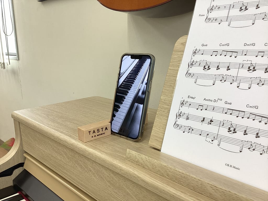 B.B. Music 株式会社 | TASTA|鍵盤を持ち歩く木製スマートフォンスタンド B.B. Music 株式会社 | TASTA|鍵盤を持ち歩く木製スマートフォンスタンド