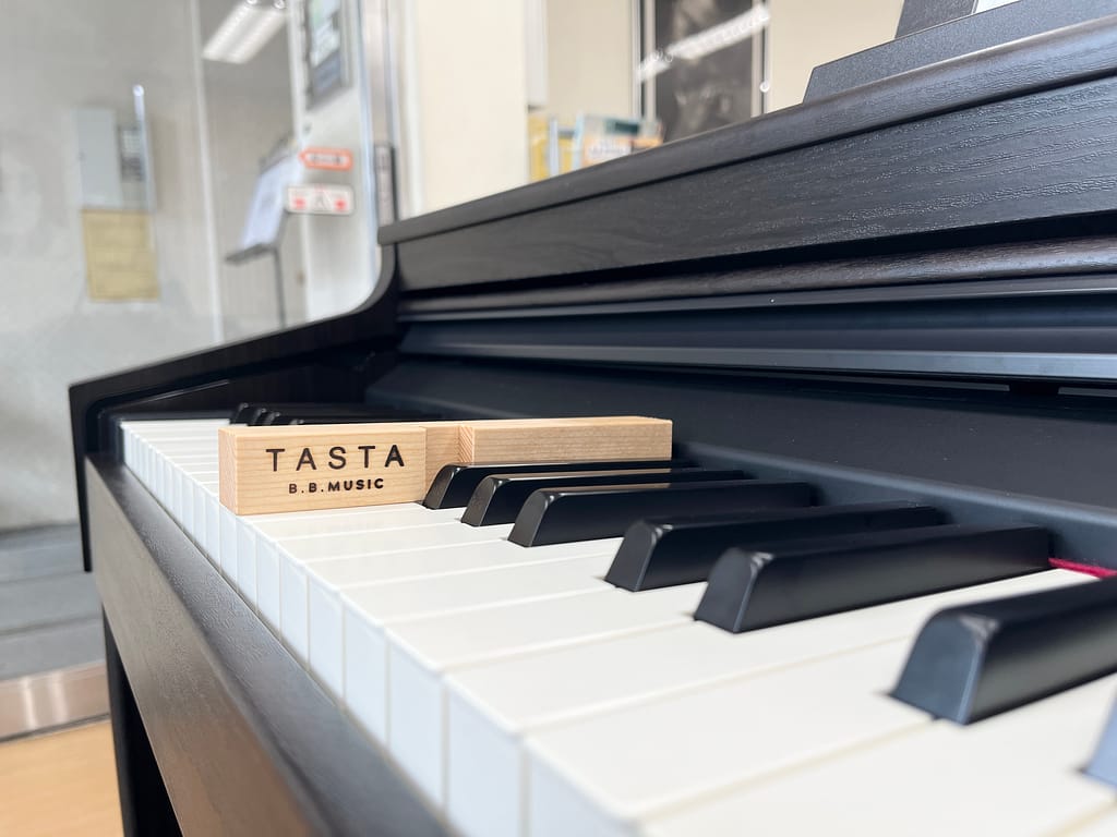 B.B. Music 株式会社 | TASTA|鍵盤を持ち歩く木製スマートフォンスタンド B.B. Music 株式会社 | TASTA|鍵盤を持ち歩く木製スマートフォンスタンド